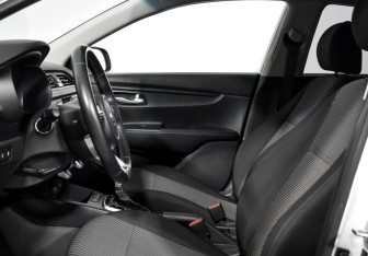 Подержанный автомобиль Kia Rio Sedan 2017 года (10 фото)