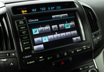 Подержанный автомобиль Toyota Land Cruiser Suv 2011 года (18 фото)