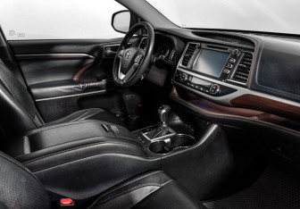 Подержанный автомобиль Toyota Highlander 2014 года (17 фото)