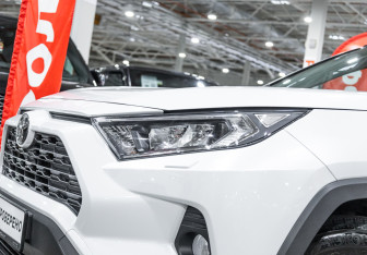 Подержанный автомобиль Toyota RAV4 2021 года (2 фото)