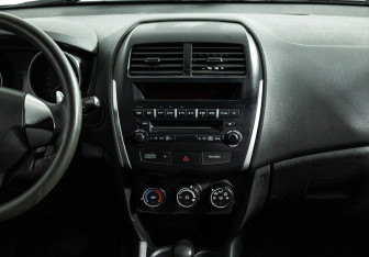 Подержанный автомобиль Mitsubishi ASX 2011 года (14 фото)