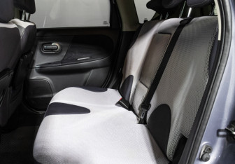 Подержанный автомобиль Nissan Note 2007 года (10 фото)