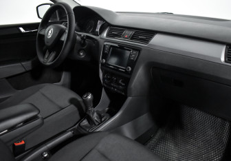 Подержанный автомобиль Skoda Rapid Liftback 2018 года (13 фото)