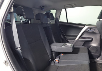 Подержанный автомобиль Toyota RAV4 2016 года (16 фото)