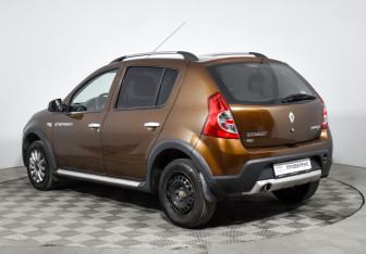 Подержанный автомобиль Renault Sandero 2013 года (7 фото)