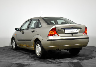 Подержанный автомобиль Ford Focus Sedan 2004 года (7 фото)