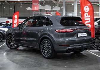 Подержанный автомобиль Porsche Cayenne 2020 года (15 фото)