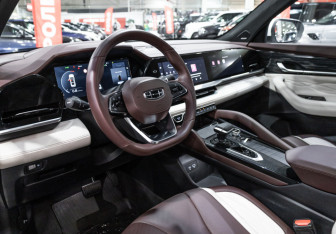 Подержанный автомобиль Geely Monjaro 2023 года (15 фото)