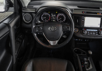 Подержанный автомобиль Toyota RAV4 2017 года (12 фото)