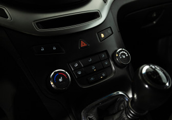 Подержанный автомобиль Chevrolet Orlando 2013 года (17 фото)