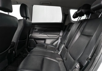 Подержанный автомобиль Mitsubishi Outlander 2017 года (13 фото)