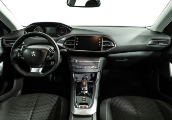 Подержанный автомобиль Peugeot 308 Wagon 2018 года (13 фото)