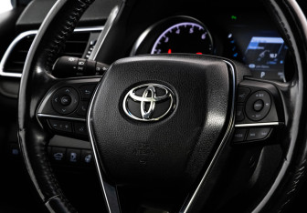 Подержанный автомобиль Toyota Camry Sedan 2019 года (17 фото)
