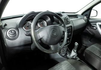 Подержанный автомобиль Renault Duster 2013 года (11 фото)