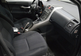 Подержанный автомобиль Toyota Auris Hatchback 2008 года (11 фото)