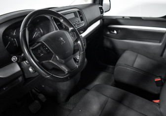Подержанный автомобиль Peugeot Traveller 2018 года (9 фото)