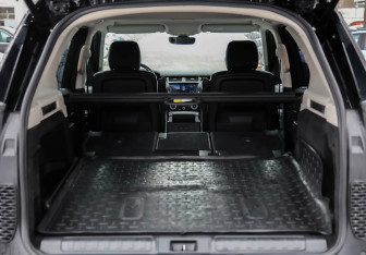 Подержанный автомобиль Land Rover Discovery 2017 года (35 фото)