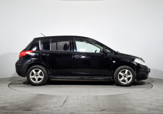 Подержанный автомобиль Nissan Tiida Hatchback 2010 года (4 фото)