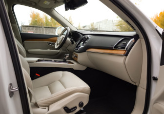 Подержанный автомобиль Volvo XC90 2022 года (27 фото)