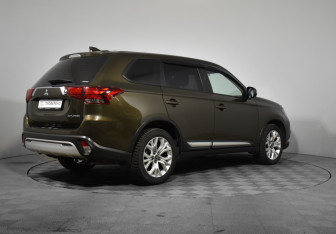 Подержанный автомобиль Mitsubishi Outlander 2019 года (5 фото)
