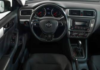 Подержанный автомобиль Volkswagen Jetta Sedan 2017 года (10 фото)