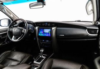 Подержанный автомобиль Toyota Fortuner 2018 года (13 фото)