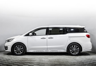 Подержанный автомобиль Kia Carnival 2018 года (8 фото)