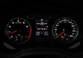 Подержанный автомобиль Audi Q3 2012 года (15 фото)