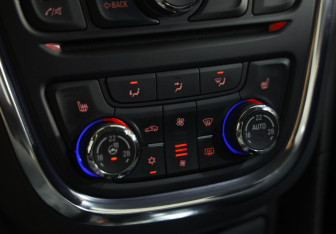 Подержанный автомобиль Opel Mokka 2012 года (15 фото)