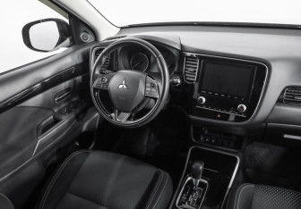 Подержанный автомобиль Mitsubishi Outlander 2020 года (9 фото)
