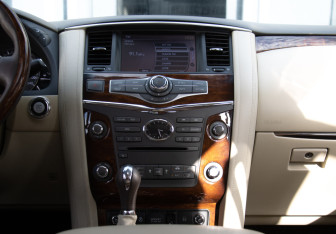 Подержанный автомобиль Infiniti QX80 2015 года (17 фото)