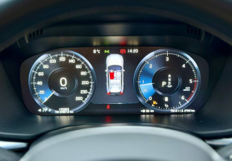 Подержанный автомобиль Volvo XC60 2019 года (20 фото)