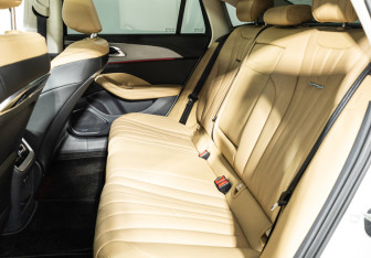 Подержанный автомобиль Hongqi H5 2023 года (10 фото)