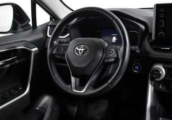 Подержанный автомобиль Toyota RAV4 2019 года (15 фото)