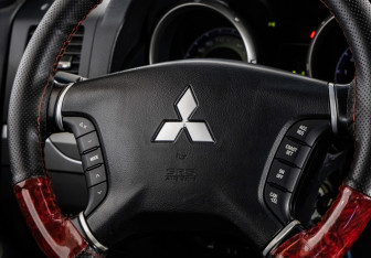 Подержанный автомобиль Mitsubishi Pajero 2011 года (11 фото)