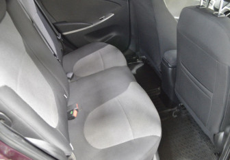 Подержанный автомобиль Hyundai Solaris Hatchback 2011 года (13 фото)