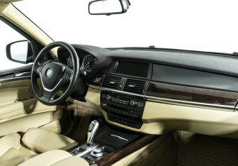 Подержанный автомобиль BMW X5 2008 года (9 фото)