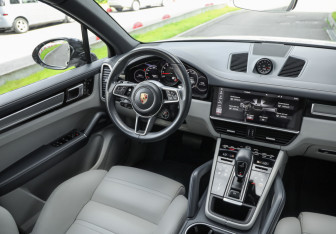 Подержанный автомобиль Porsche Cayenne 2020 года (13 фото)
