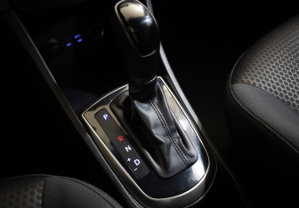 Подержанный автомобиль Hyundai Solaris Hatchback 2015 года (17 фото)