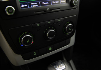 Подержанный автомобиль Skoda Yeti 2012 года (17 фото)