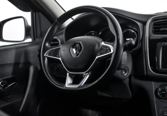 Подержанный автомобиль Renault Sandero 2018 года (13 фото)