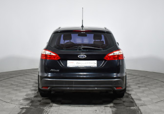 Подержанный автомобиль Ford Focus Wagon 2013 года (6 фото)
