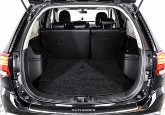 Подержанный автомобиль Mitsubishi Outlander 2016 года (19 фото)