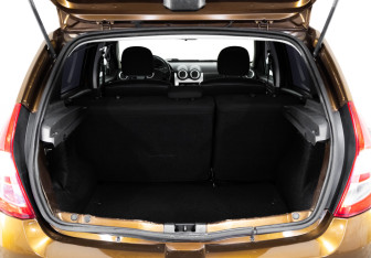 Подержанный автомобиль Renault Sandero 2014 года (16 фото)