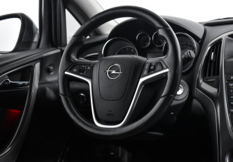 Подержанный автомобиль Opel Astra Hatchback 2012 года (14 фото)