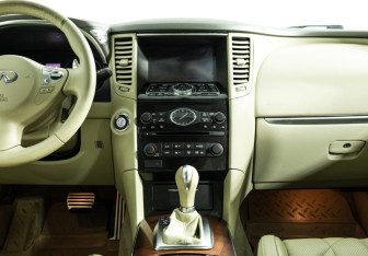 Подержанный автомобиль Infiniti QX70 2016 года (14 фото)