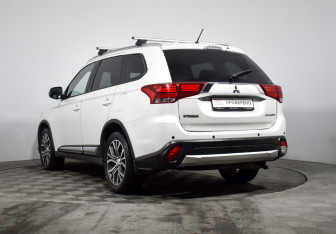 Подержанный автомобиль Mitsubishi Outlander 2016 года (7 фото)