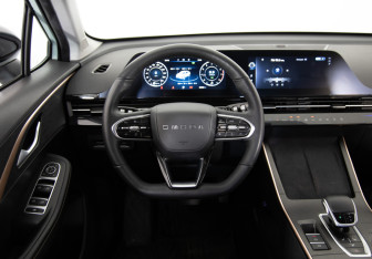 Подержанный автомобиль Omoda C5 2023 года (10 фото)