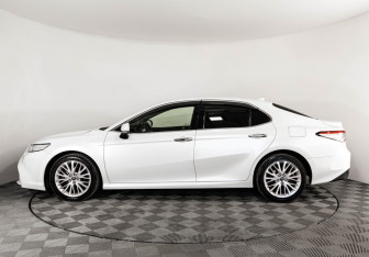 Подержанный автомобиль Toyota Camry Sedan 2019 года (12 фото)