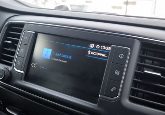 Подержанный автомобиль Peugeot Traveller 2018 года (23 фото)